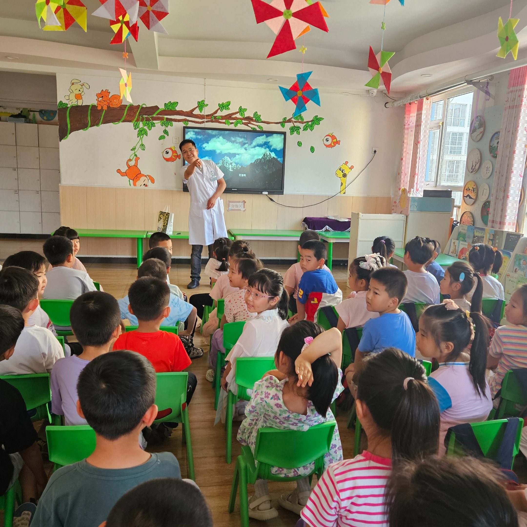 【时讯动态】传神农薪火 弘国医精髓---老干部医院中医药文化进课堂（三）